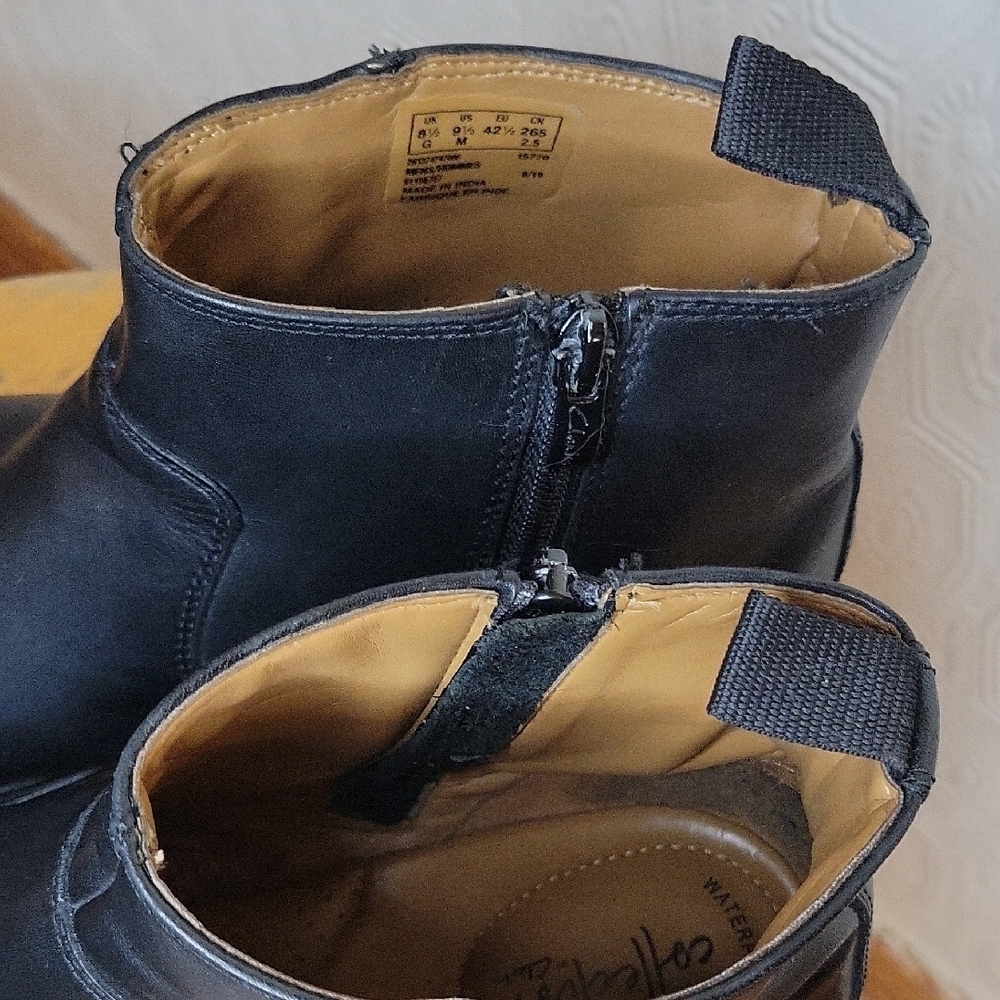 Clarks Men's Black Leather Chelsea Boots — US 9.5 — Side Zip — Dress Boot - Picture 4 of 9